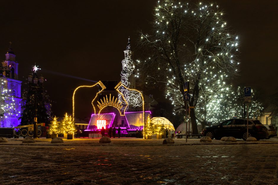 Rotušės aikštėje – paskutiniai darbai prieš Kalėdų eglės įžiebimą