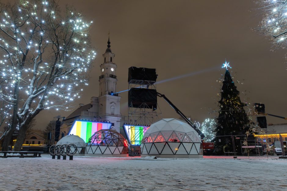 Rotušės aikštėje – paskutiniai darbai prieš Kalėdų eglės įžiebimą