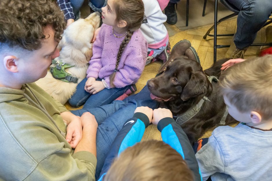 Pakvietė vaikus skaityti su šunimis – vos talpino visus norinčiuosius
