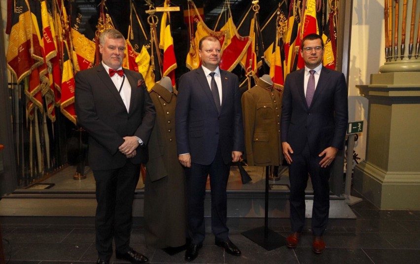 S. Skvernelis Belgijos muziejui dovanojo tarpukario Lietuvos karinių uniformų