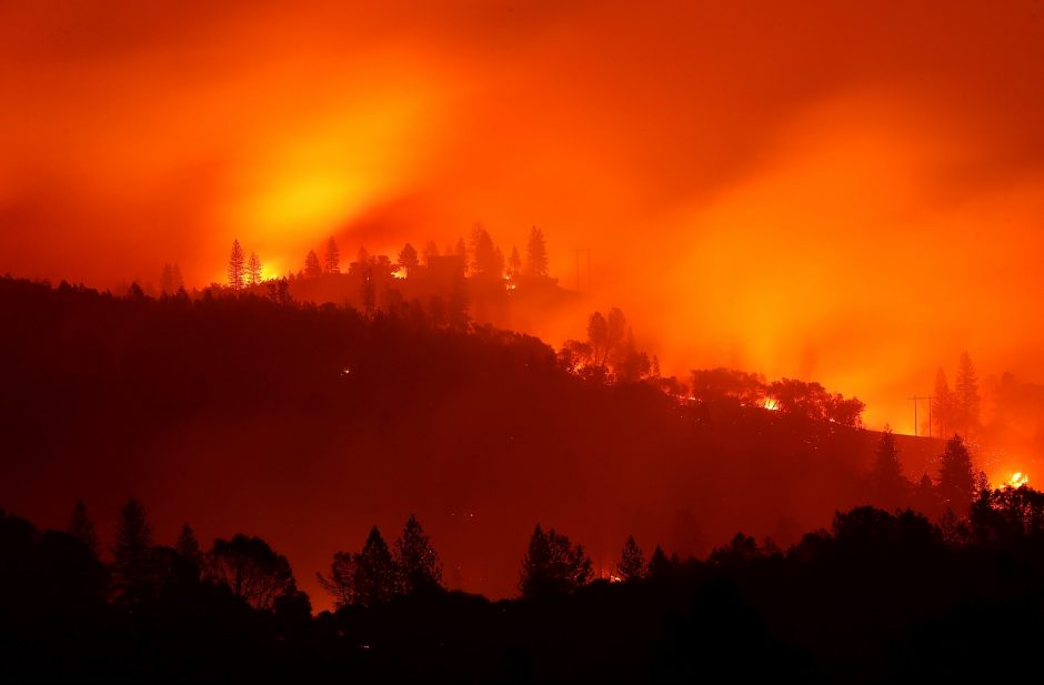Gaisrų Kalifornijoje nepavyksta suvaldyti, ugniagesiai skaičiuoja aukas