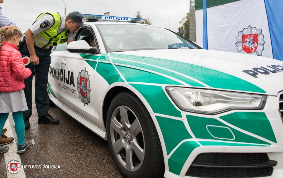 Policija surengė neįprastą reidą – vairuotojams dalijo  dovanas