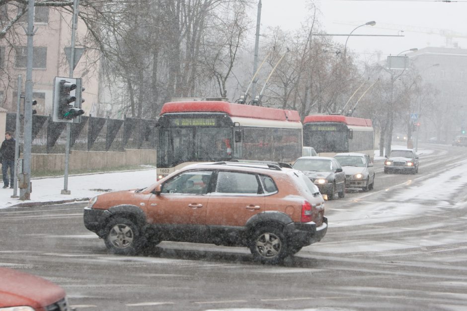 Eismą vietomis sunkina šlapdriba, naktį formuosis plikledis