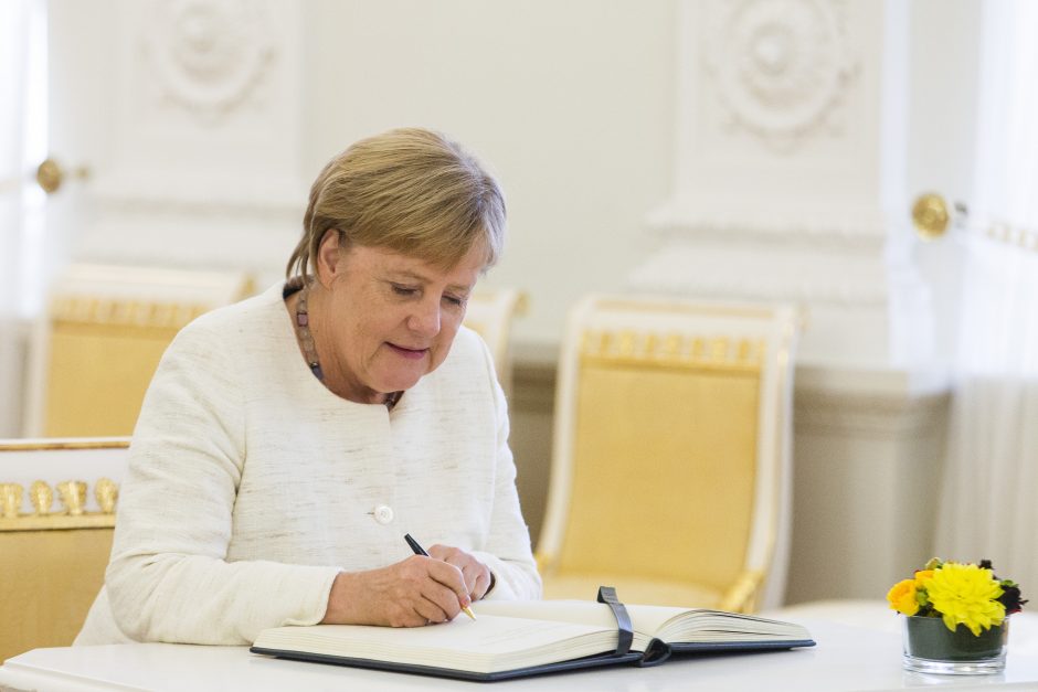 A. Merkel Vilniuje žadėjo tęsti sankcijas Rusijai, bet gynė „Nord Stream“