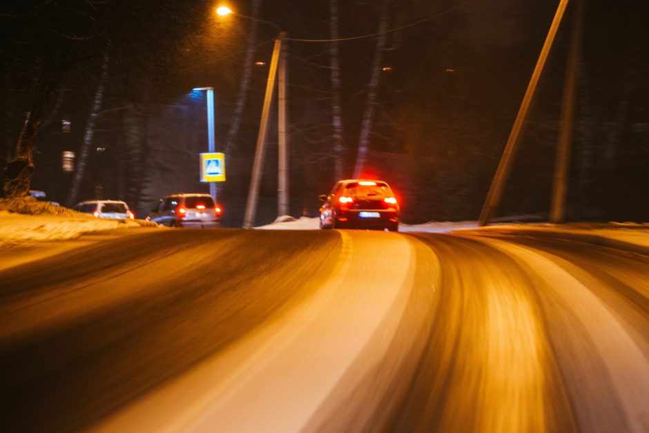 Naktį eismo sąlygas sunkins snygis, lijundra ir plikledis