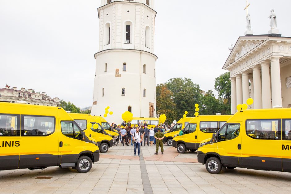 Nauji autobusiukai perduoti mokykloms