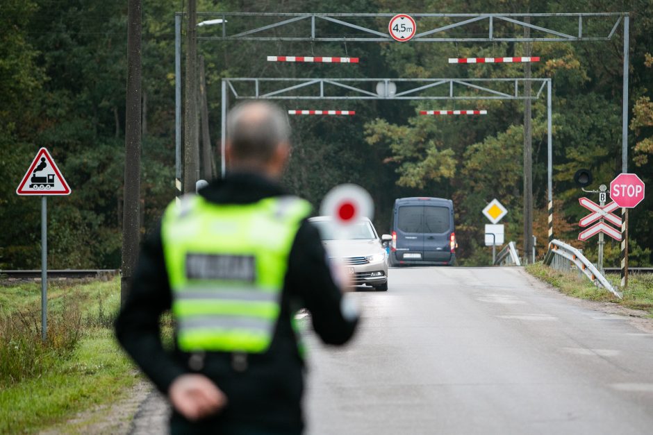 Prie geležinkelio pervažų – policijos akcija