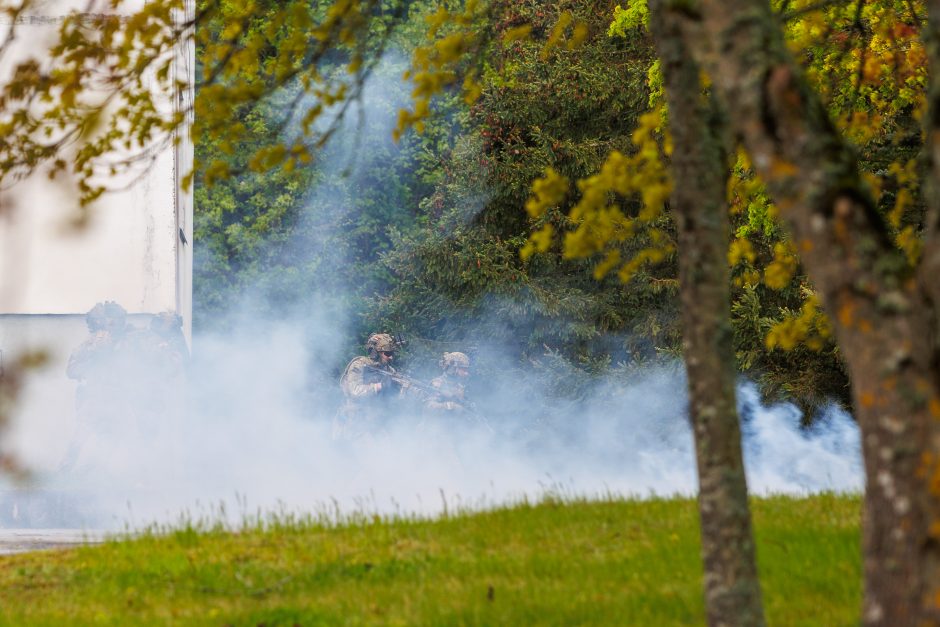 Lietuva mokosi iš karo Ukrainoje: kariai treniravosi atremti hibridines grėsmes