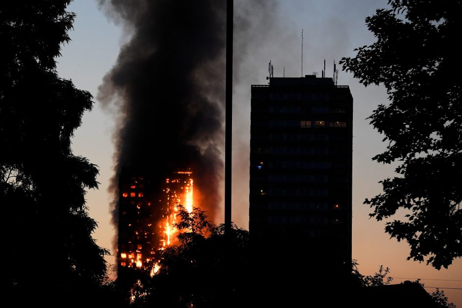 Per gaisrą Londono daugiabutyje žuvo 12 žmonių