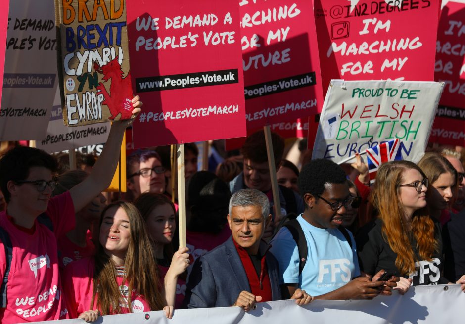 Tūkstančiai britų gatvėse reikalauja antro referendumo dėl „Brexit“