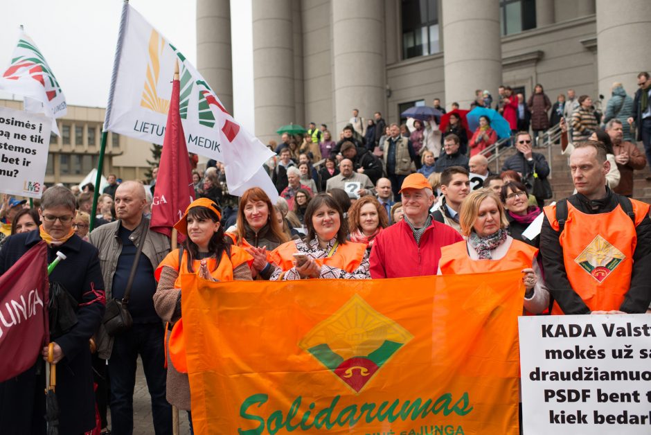 Vėl piketuoja: šį kartą didesnių algų prašoma kalėjimų medikams