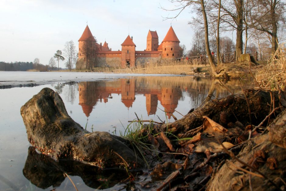 Ugniagesiai gelbėtojai skubėjo prie Trakų pilies: į vandenį įkrito žmogus