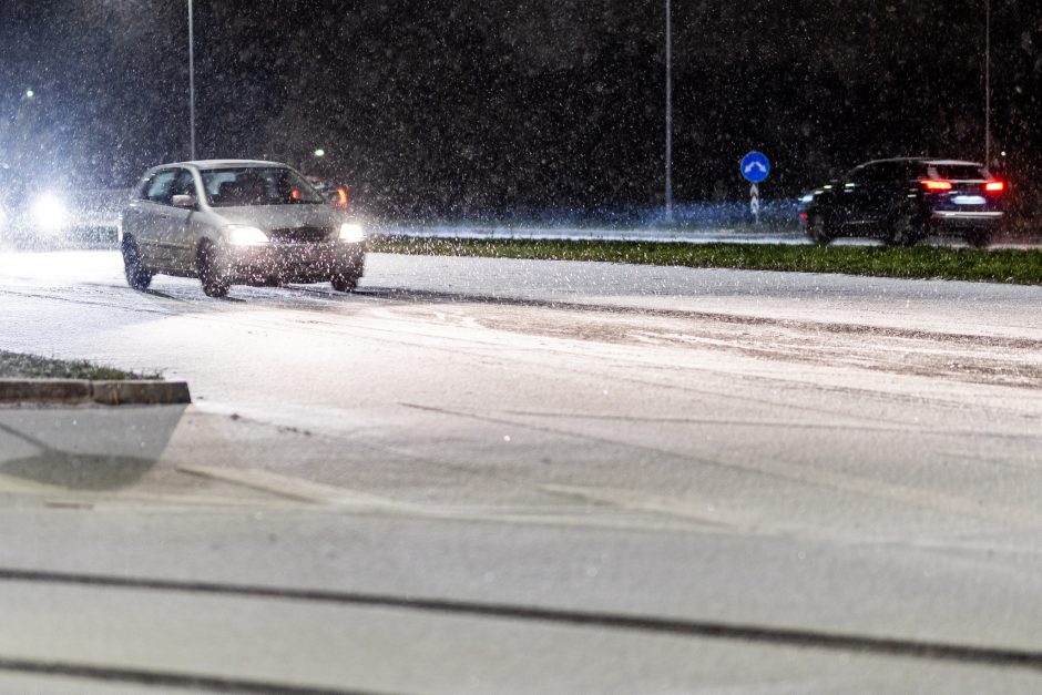 Kelininkai įspėja: naktį eismo sąlygas sunkins plikledis