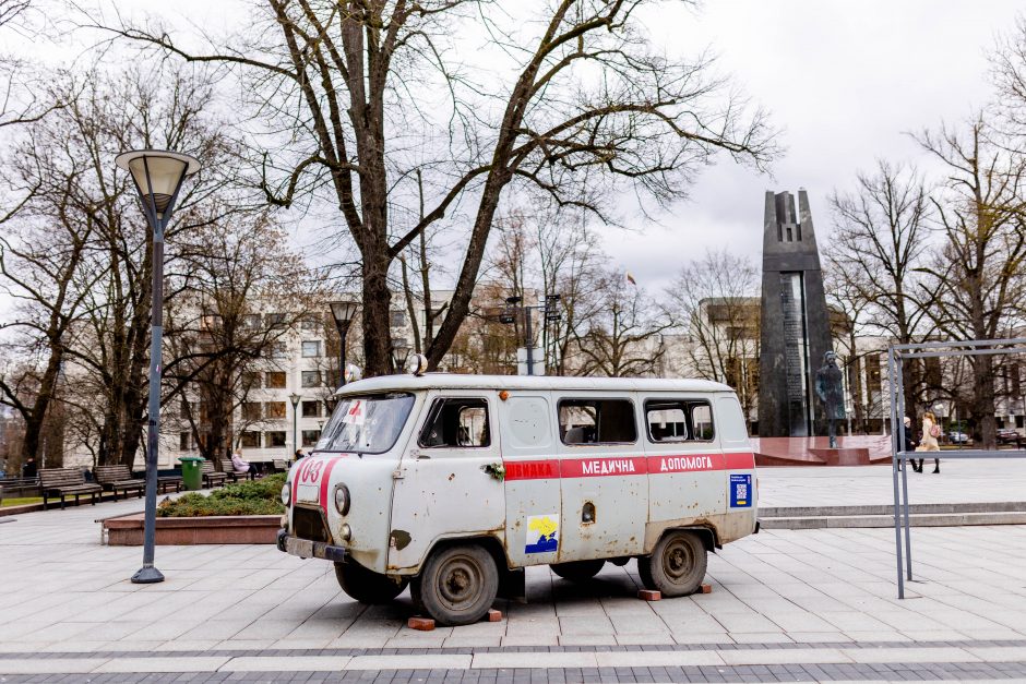 Vilniuje galima pamatyti kulkų suvarpytą greitosios automobilį iš Ukrainos