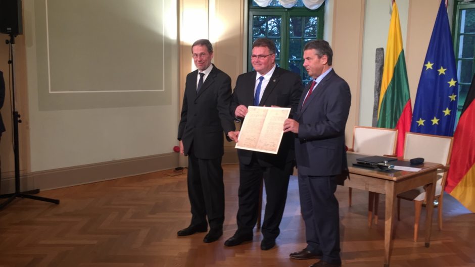Ministrai pasirašė sutartį dėl Vasario 16-osios akto perdavimo Lietuvai