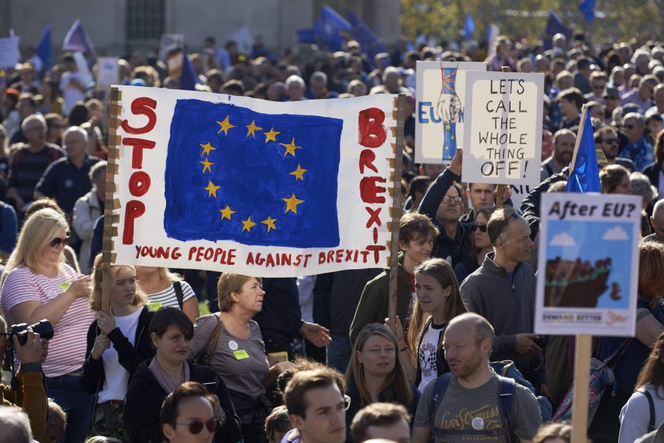 Tūkstančiai britų gatvėse reikalauja antro referendumo dėl „Brexit“