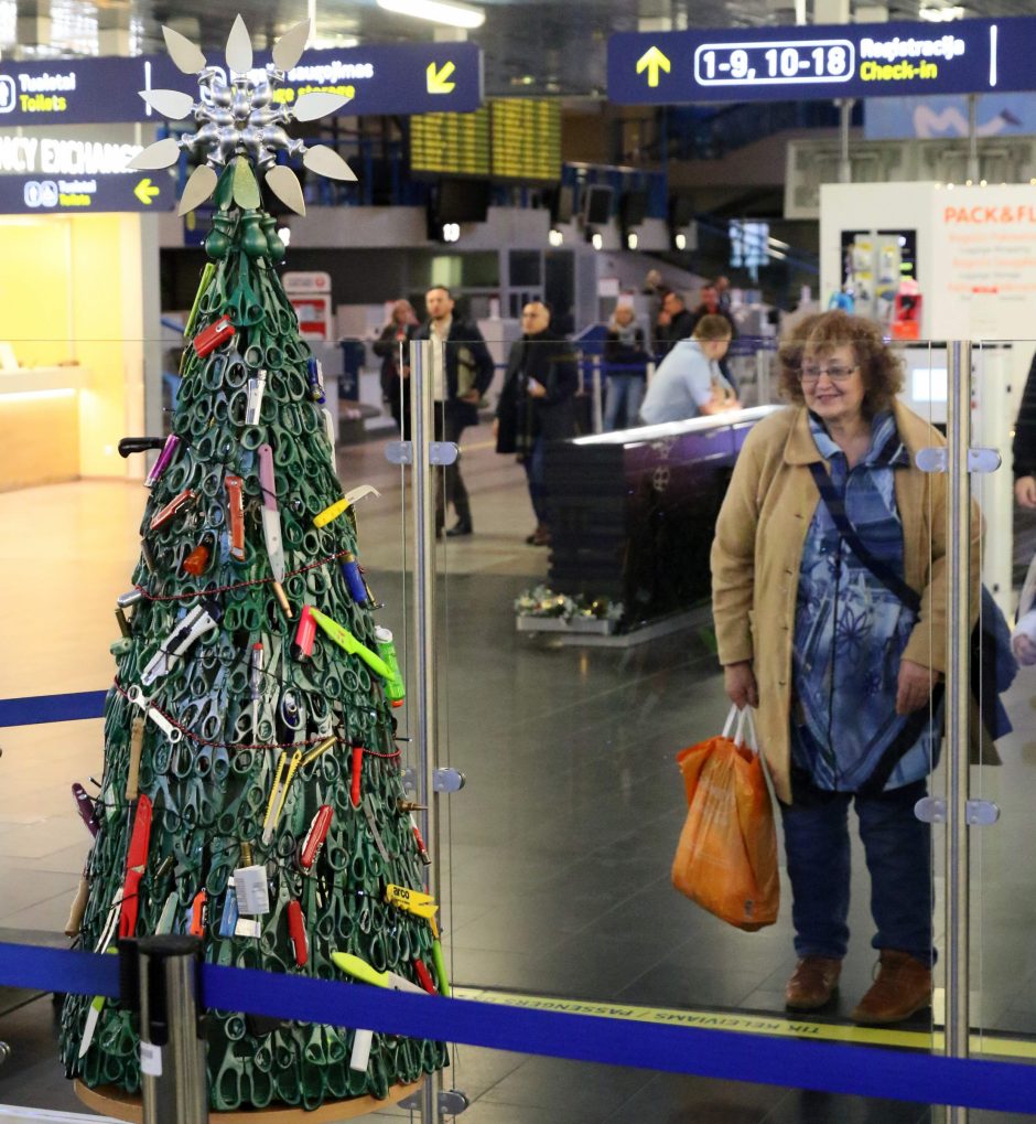 Vilniaus oro uosto eglutė iš konfiskuotų daiktų apskriejo pasaulio žiniasklaidą