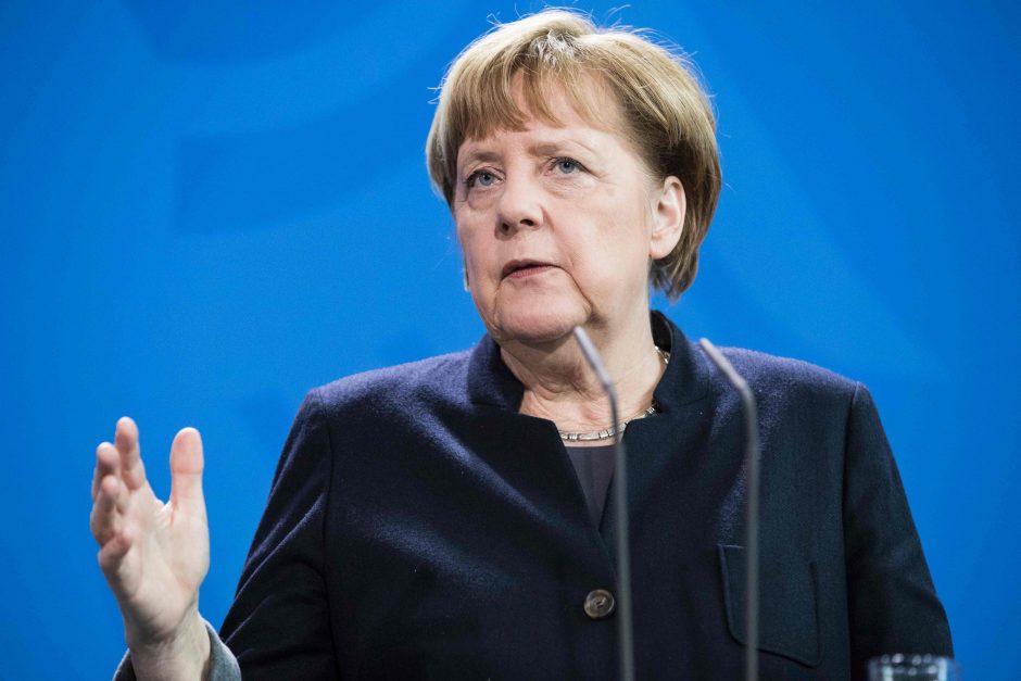 A. Merkel: išgalvota žinia apie karius rodo, kad reikia būti budriems