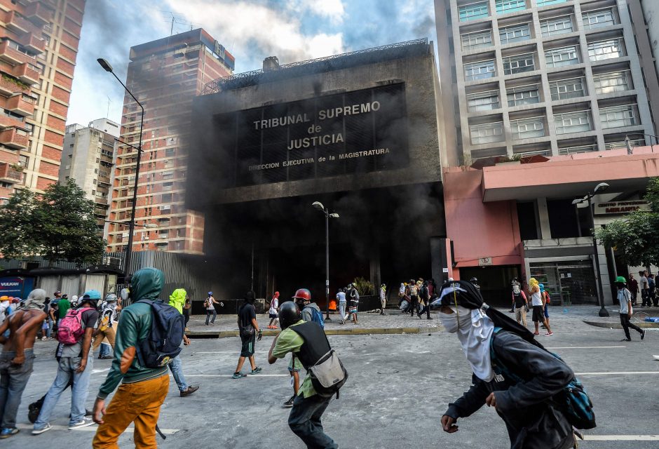 Venesuelos Aukščiausiasis Teismas apmėtytas granatomis iš sraigtasparnio
