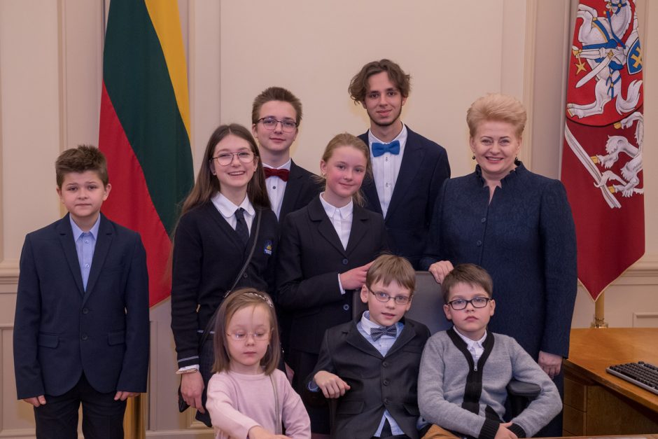 Prezidentė ir jos patarėjai savo darbo vietas užleido vaikams