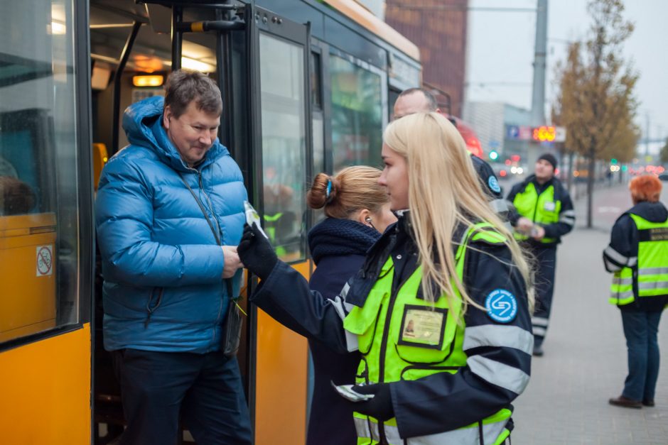 Atšvaitais pasipuošė sostinės viešojo transporto keleiviai