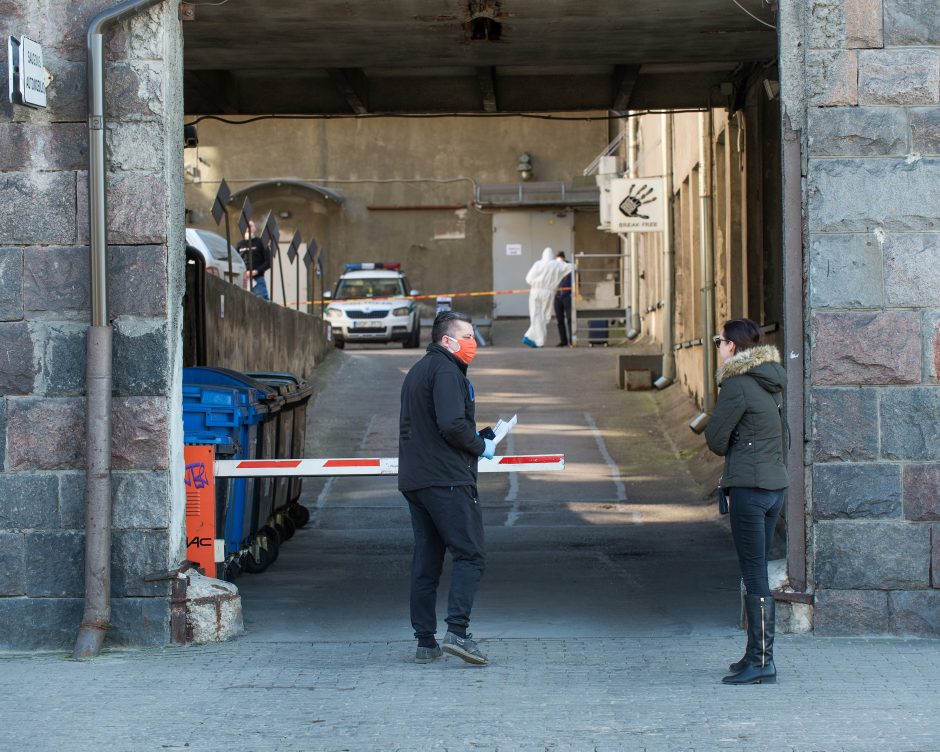 Privalomas karantinas kelia įtampą: sostinės viešbutyje jau liejosi kraujas