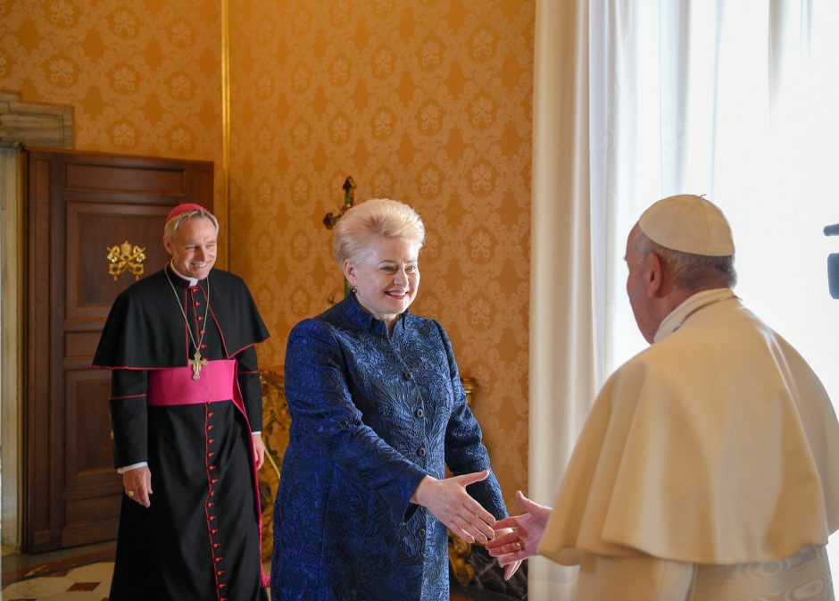 Prezidentė padėkojo popiežiui už vizitą į Lietuvą, įteikė medaus