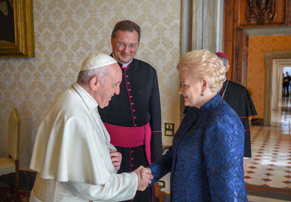 Prezidentė padėkojo popiežiui už vizitą į Lietuvą, įteikė medaus