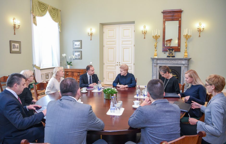 Opozicija prašo prezidentės vetuoti gydymo įstaigų pertvarką