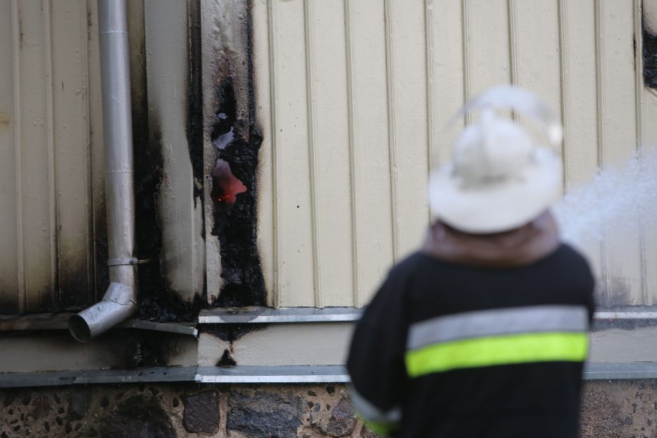 Dūmų detektorius įspėjo namo šeimininką apie gaisrą