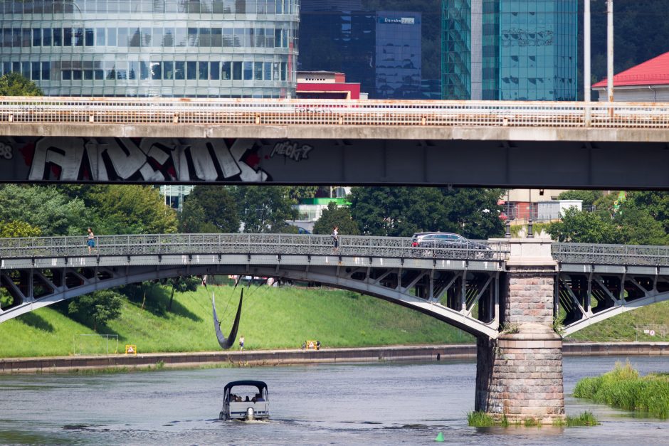 Vilniuje automobilis nuriedėjo į Nerį