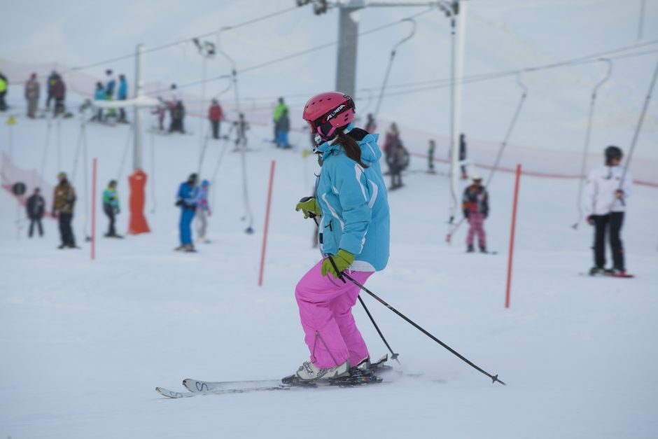 Žiemos pramogų mėgėjai užgulė slidinėjimo trasas