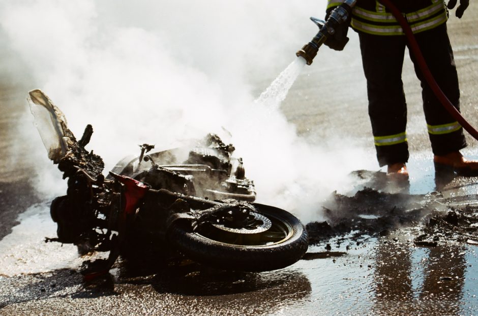 Panevėžio rajone motociklas rėžėsi į kelio darbininkų mašiną, sužaloti du žmonės