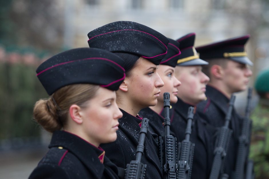 Premjeras nepalaiko moterų visuotinio šaukimo į kariuomenę