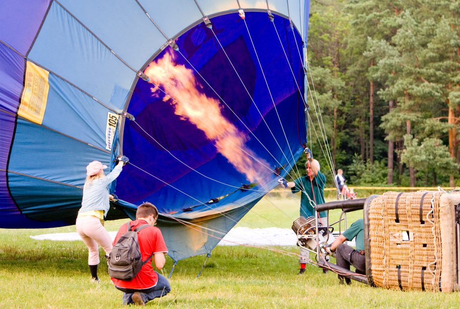 Oro baliono įgula pateko į aukštos įtampos laidų spąstus