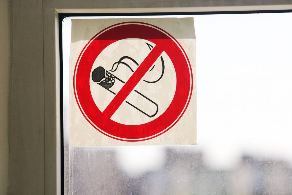 Ar reikėtų uždrausti rūkyti balkonuose?