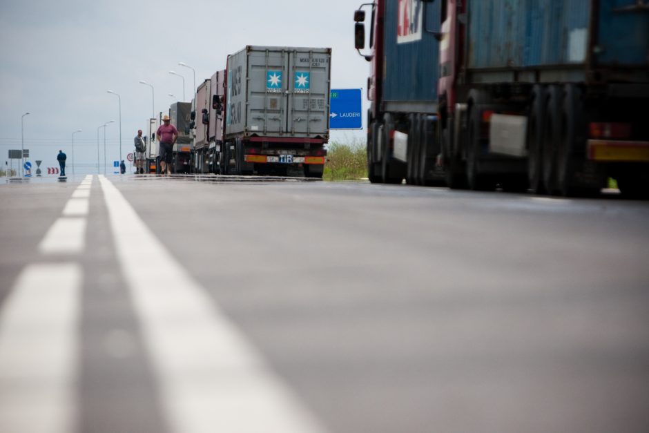 Pareigūnai pasienyje nebespėja tikrinti vilkikų