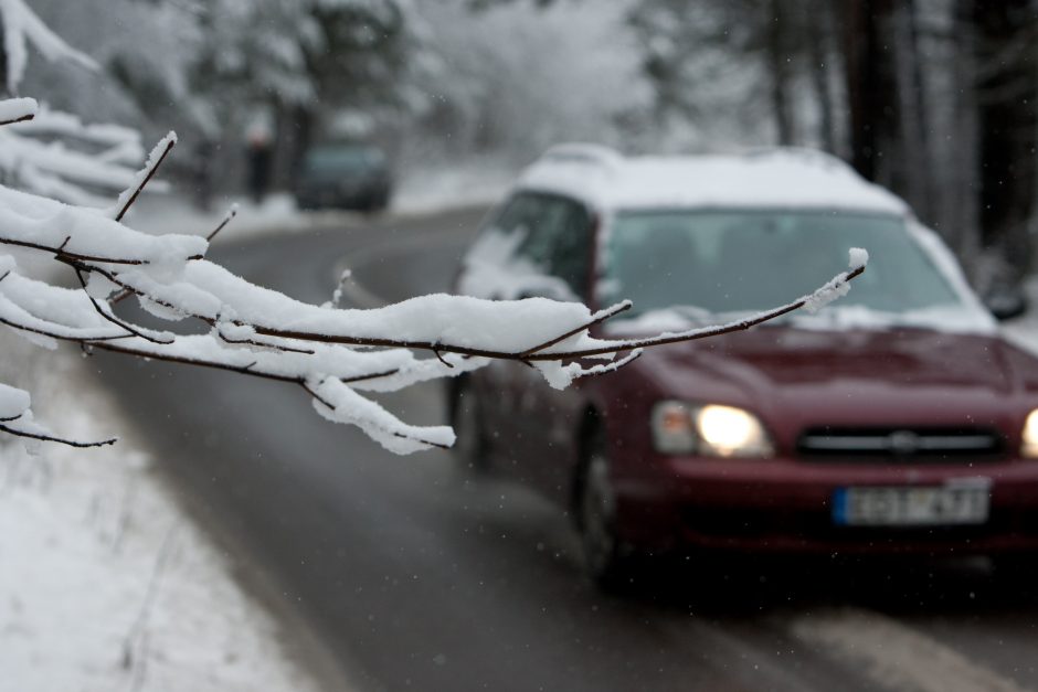 Slidūs mažesnio eismo intensyvumo krašto ir rajoniniai keliai