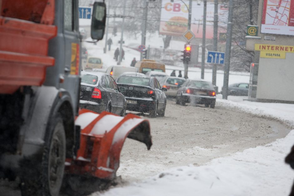 Vairuokite atsargiai: keliuose yra slidžių ruožų