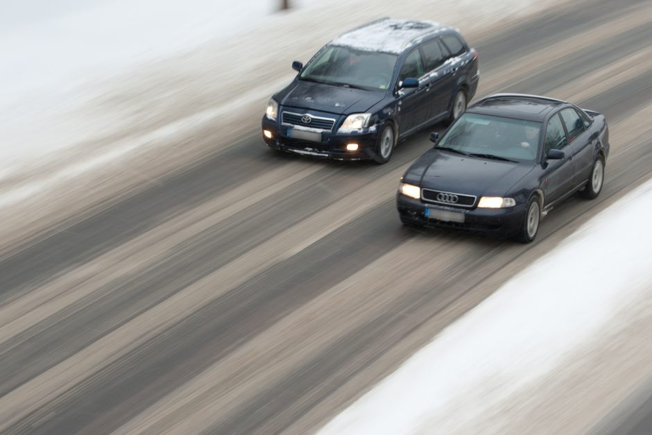 Slidūs keliai sunkina eismo sąlygas