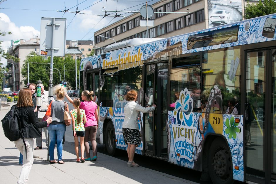 Girtas vilnietis stotelėje trenkėsi į išvažiuojantį autobusą