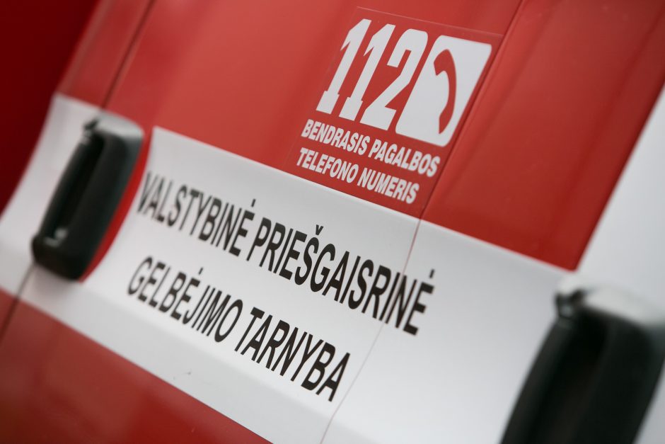 Raseiniuose susidūrė lengvasis ir krovininis automobiliai, prispausti žmonės