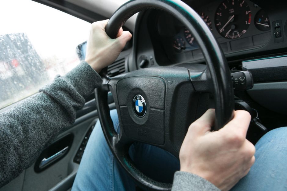 Jaunuolio vairuojamam BMW nuvažiavus nuo kelio sužaloti trys žmonės