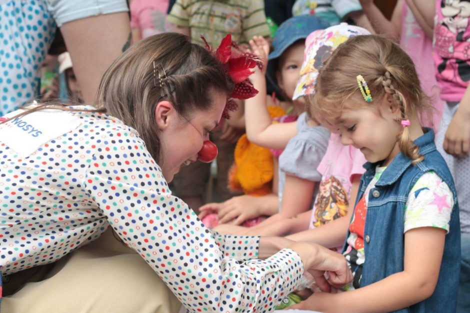 Gydytojai klounai džiugino karo išgąsdintus Ukrainos vaikus