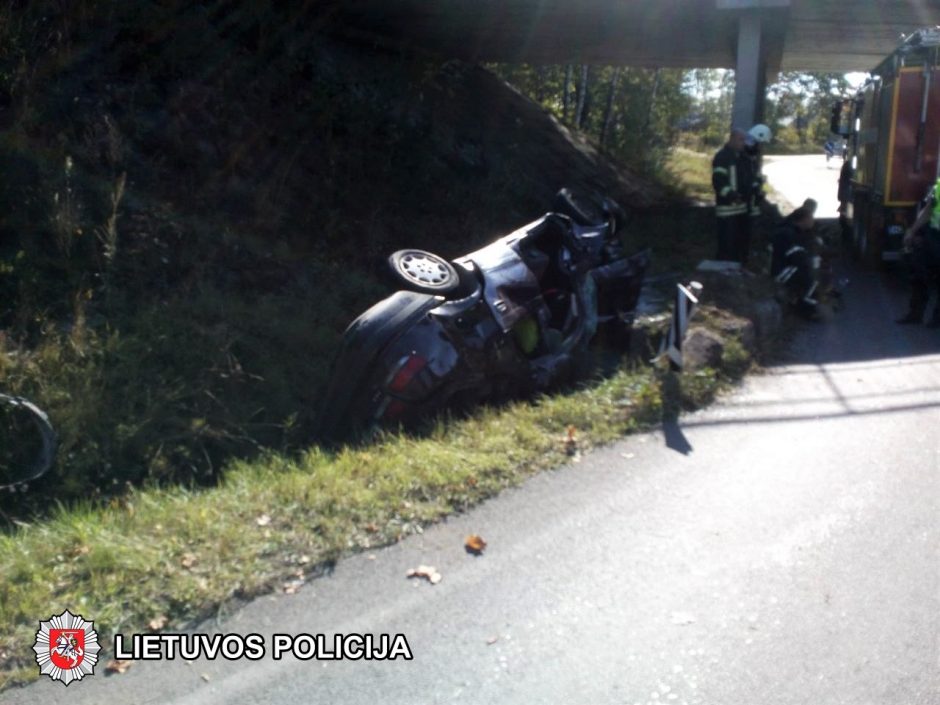 Trakuose – šiurpi avarija: nuo viaduko nukrito automobilis, žuvo žmogus