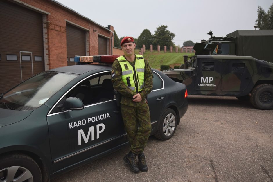 Girtą ir agresyvų kelių gaidelį sutramdė karo policininkas