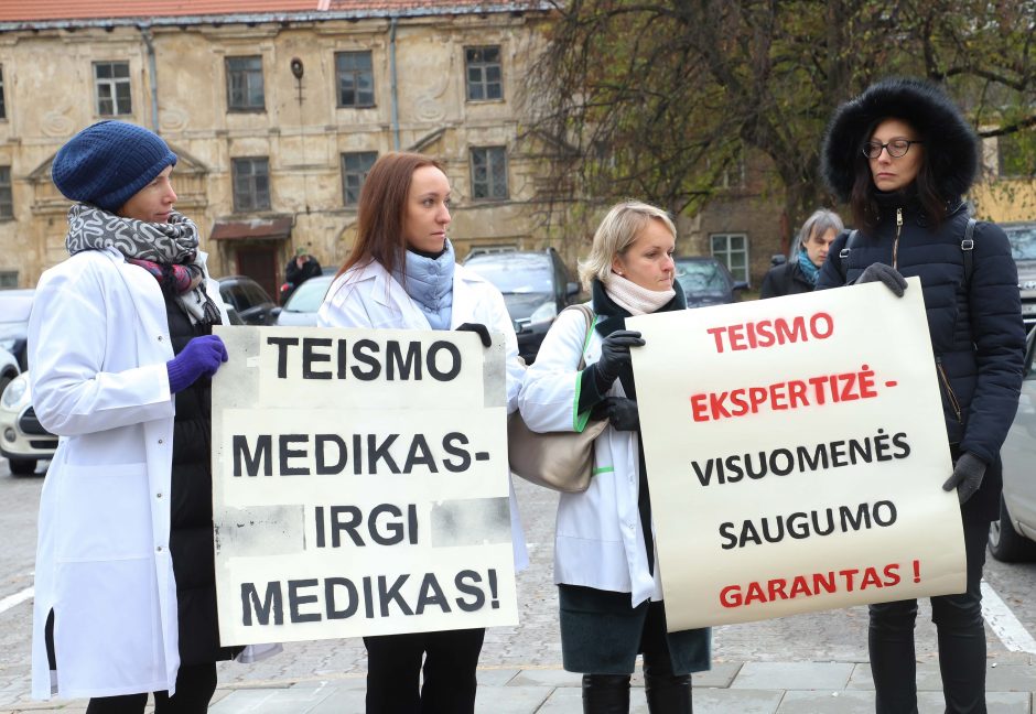 Streiku grasinantys teismo medicinos ekspertai piketavo su lavonmaišiais