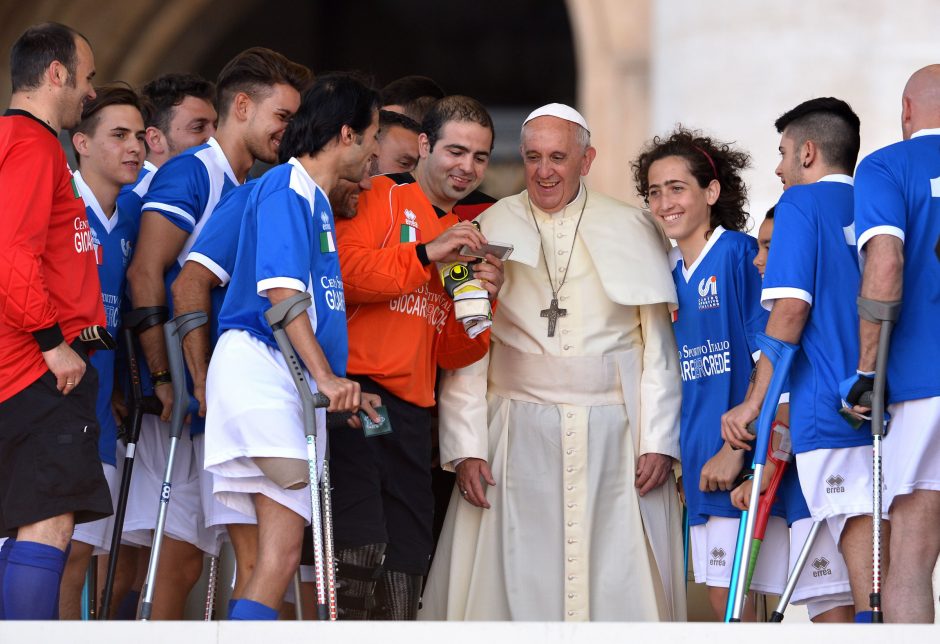 Popiežius Pranciškus – kuklus dvasininkas, mėgstantis futbolą ir picą