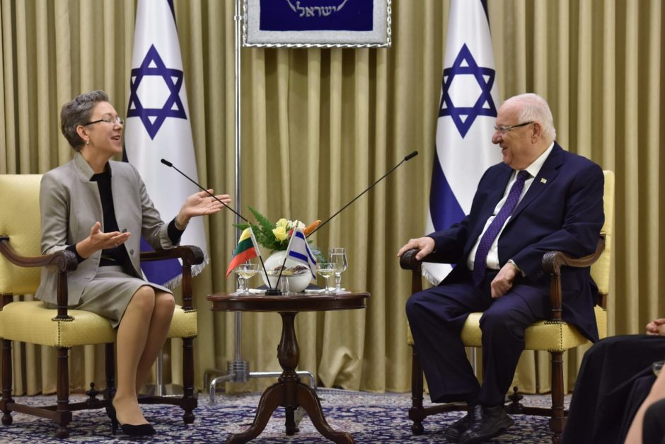Izraelio prezidentas susitikime su lietuvių ambasadore gyrė šalių ryšius