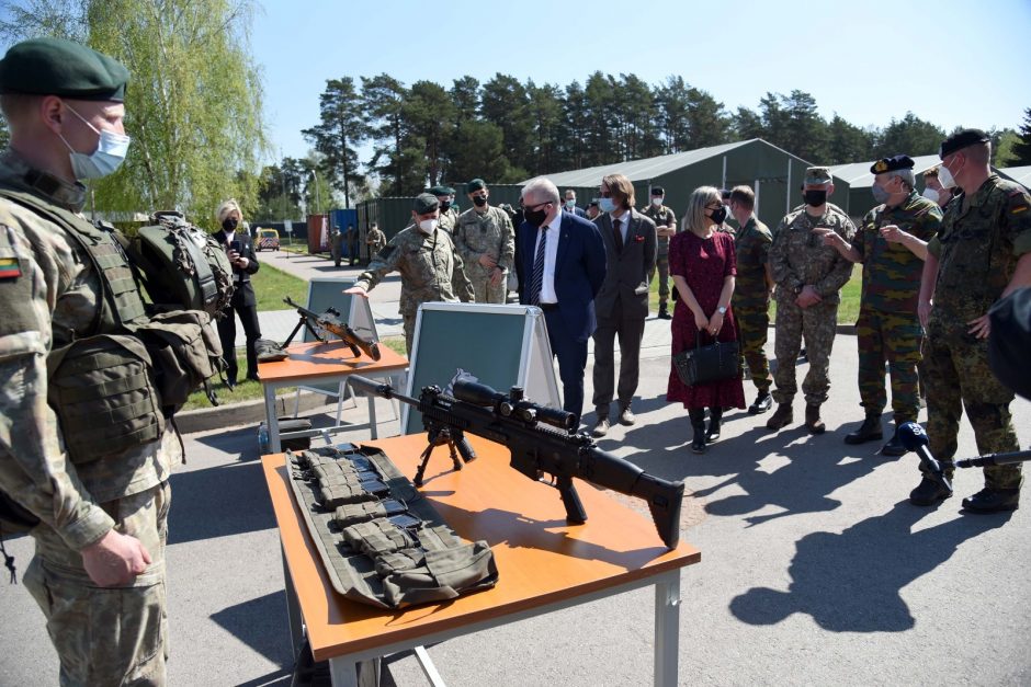 Belgijos gynybos ministrė ir kariuomenės vadas lanko savo karius Rukloje